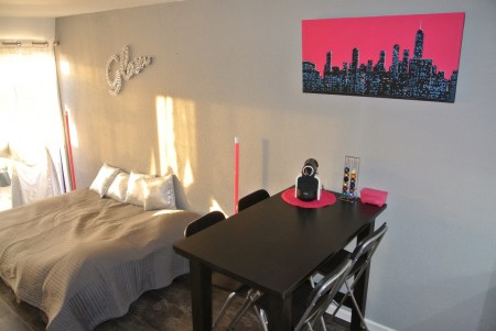 La pièce principale, table haute et les 4 chaises hautes