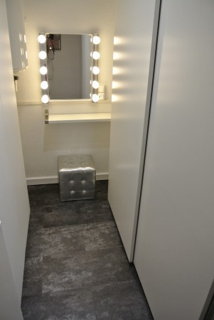 Le coin maquillage avec nombreux rangements, penderie, meuble à chaussures et espace valises, rien ne trainera dans le studio