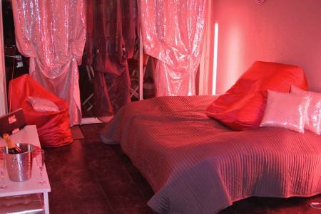 Le lit avec les néons rose