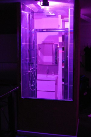 La Douche avec éclairage a Leds à télécommande, nous vous recommandons le Fuschia :)